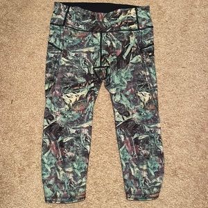 Lululemon Wild print capris with pocket size 6